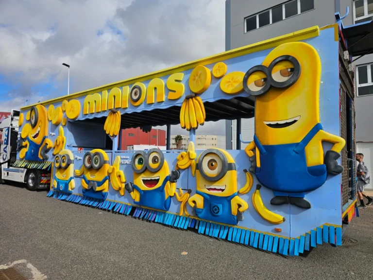 Carroza de Peñate Experience decorada con Minions
