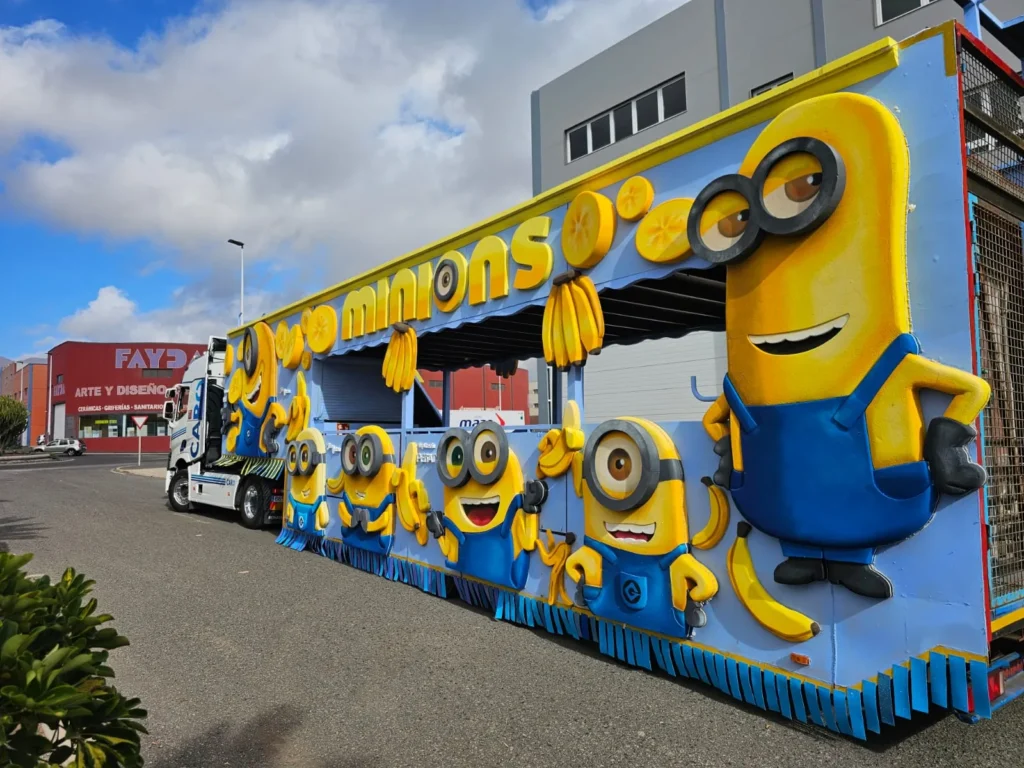 Carroza de Peñate Experience decorada con Minions, vista lateral